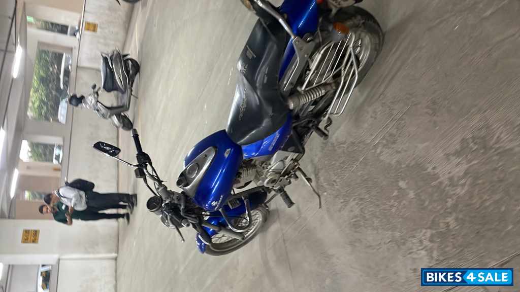 Bajaj Avenger 200 DTS-i
