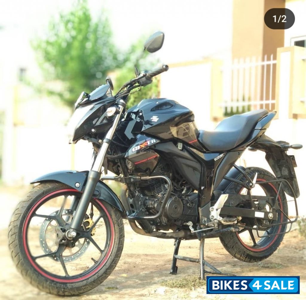 Sparkle Black Suzuki Gixxer 150