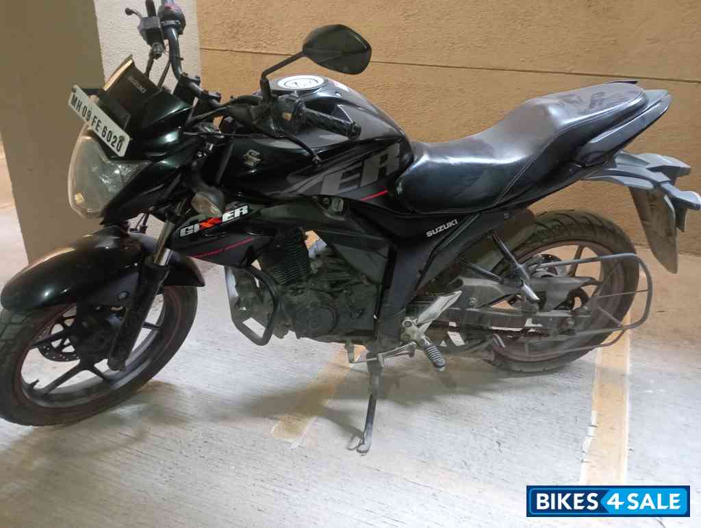 Sparkle Black Suzuki Gixxer 150