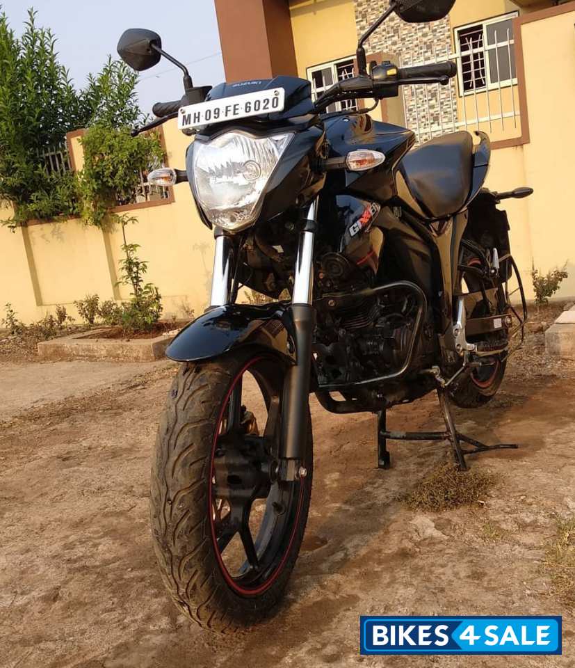 Sparkle Black Suzuki Gixxer 150