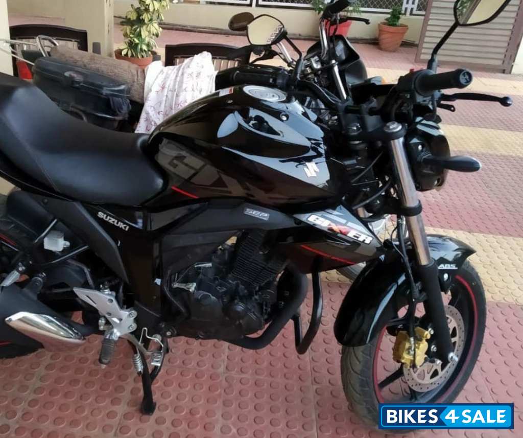 Sparkle Black Suzuki Gixxer 150