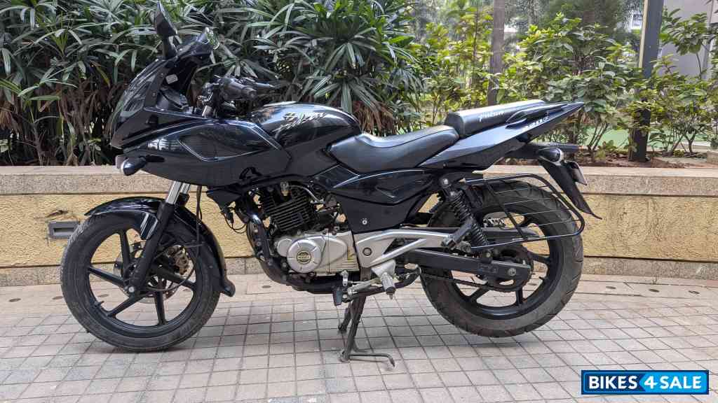 Black Bajaj Pulsar 220F