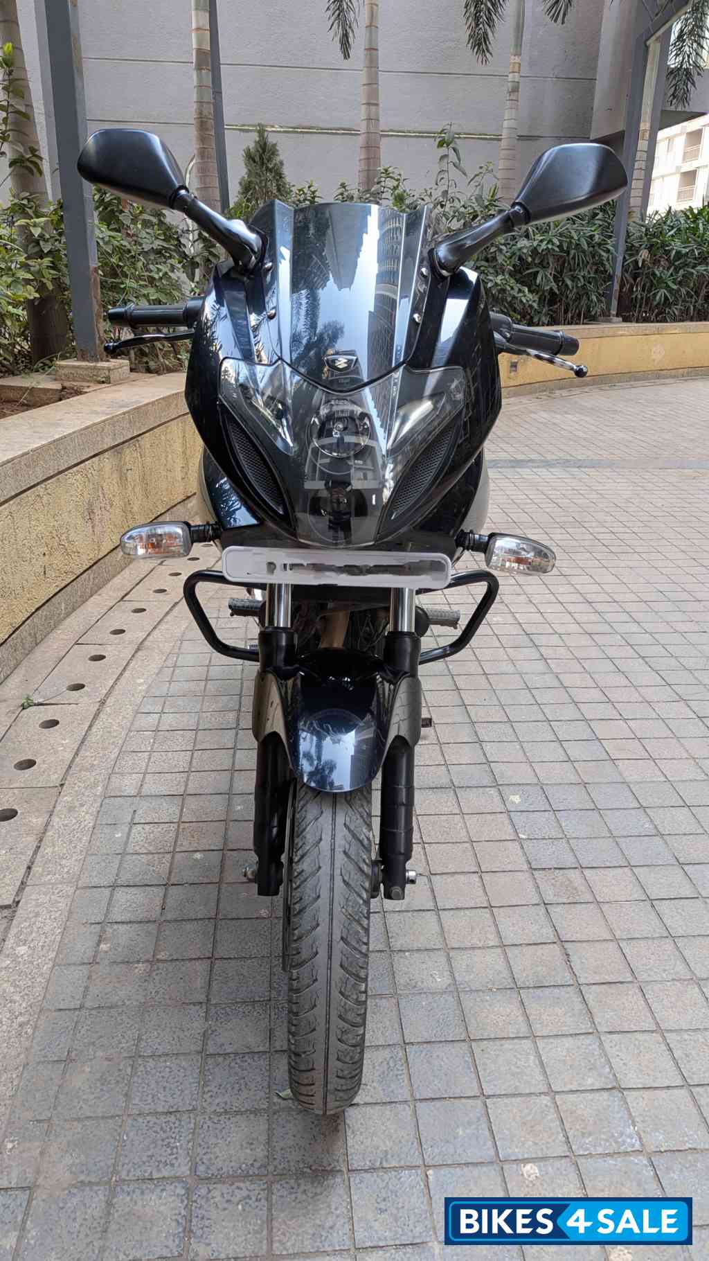 Black Bajaj Pulsar 220F