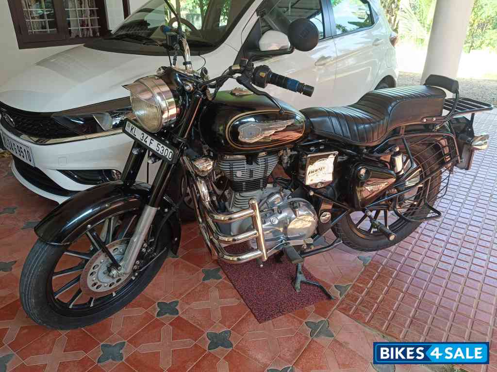 Black Royal Enfield Bullet Standard 350