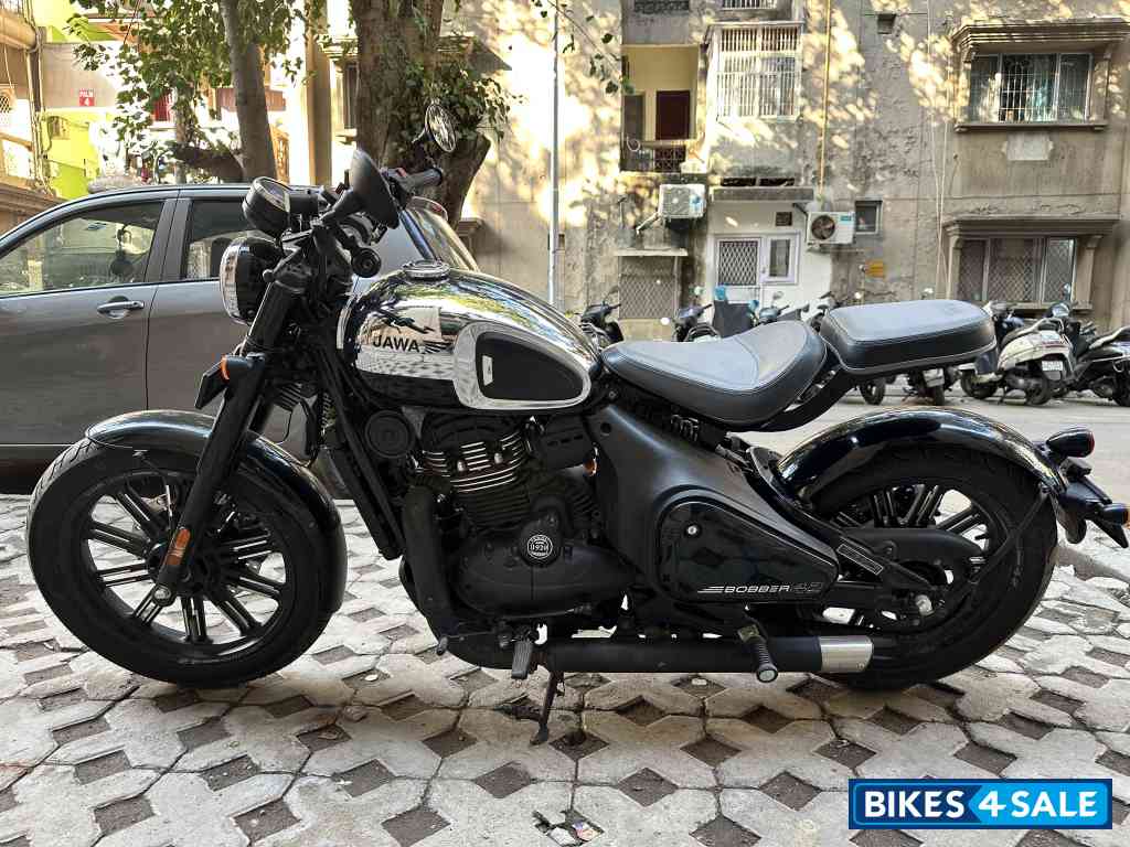 Jawa 42 Bobber Black Mirror