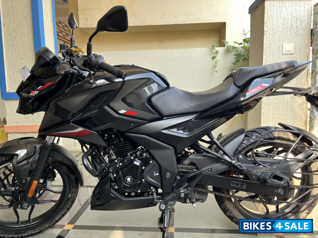 Brooklyn Black Bajaj Pulsar N160 Dual Channel ABS