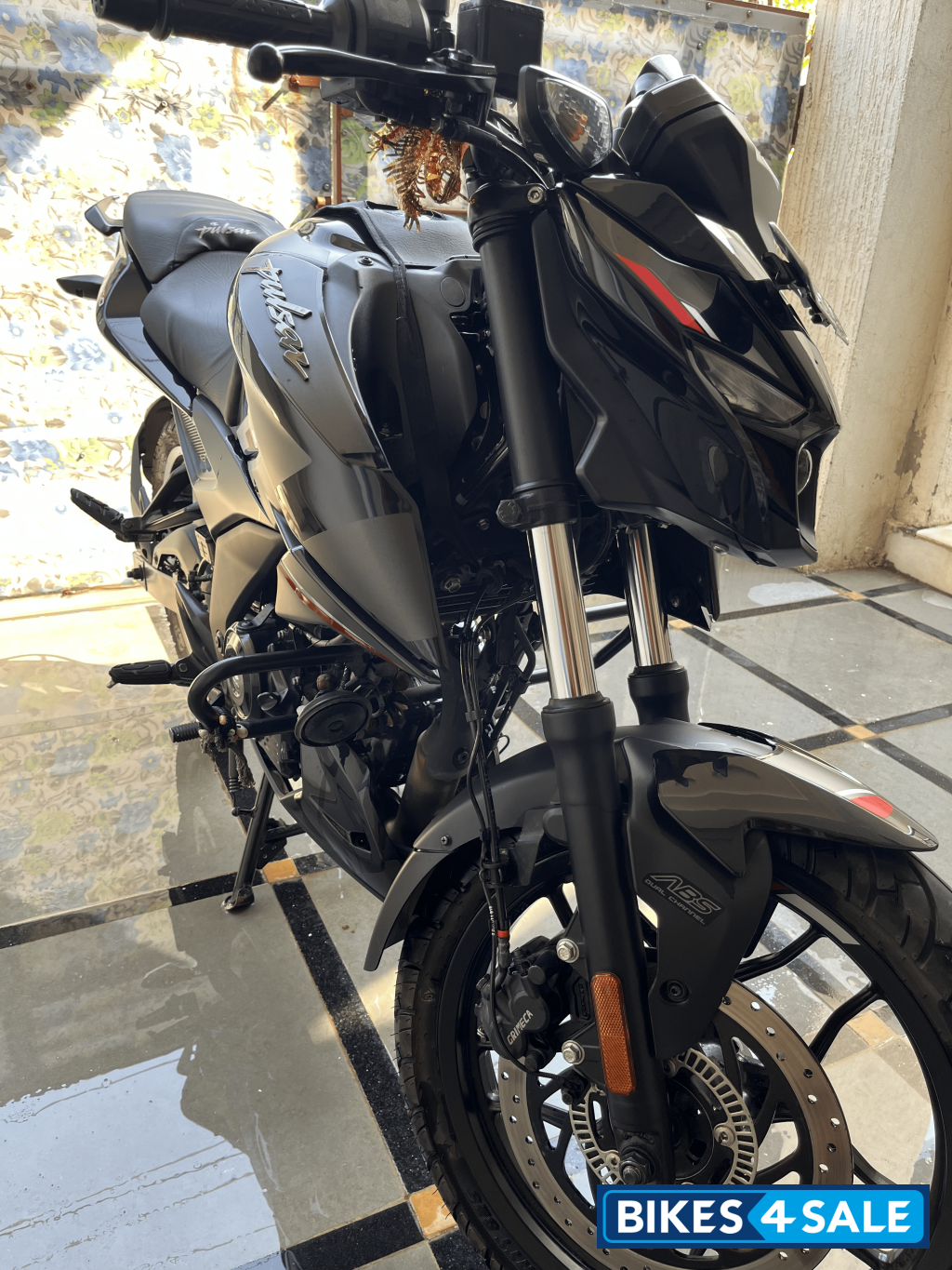 Brooklyn Black Bajaj Pulsar N160 Dual Channel ABS