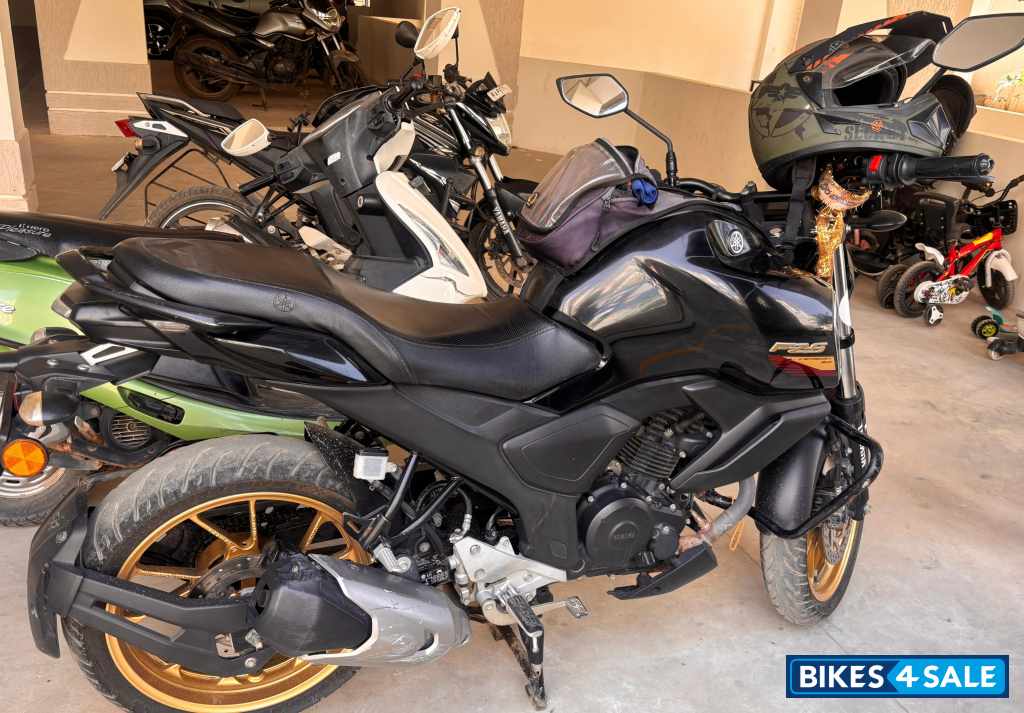 Black And Glod Yamaha FZ-S FI V3 2022