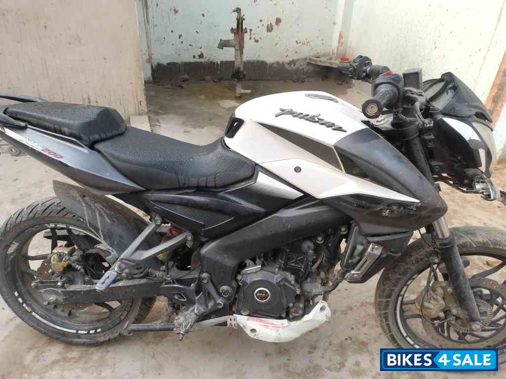 White Grey Bajaj Pulsar 200 NS
