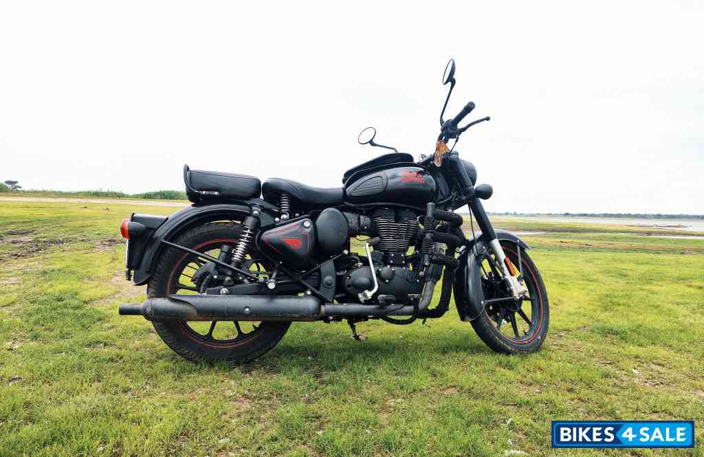 Stealth Black Royal Enfield Classic 350 Dual Channel BS6