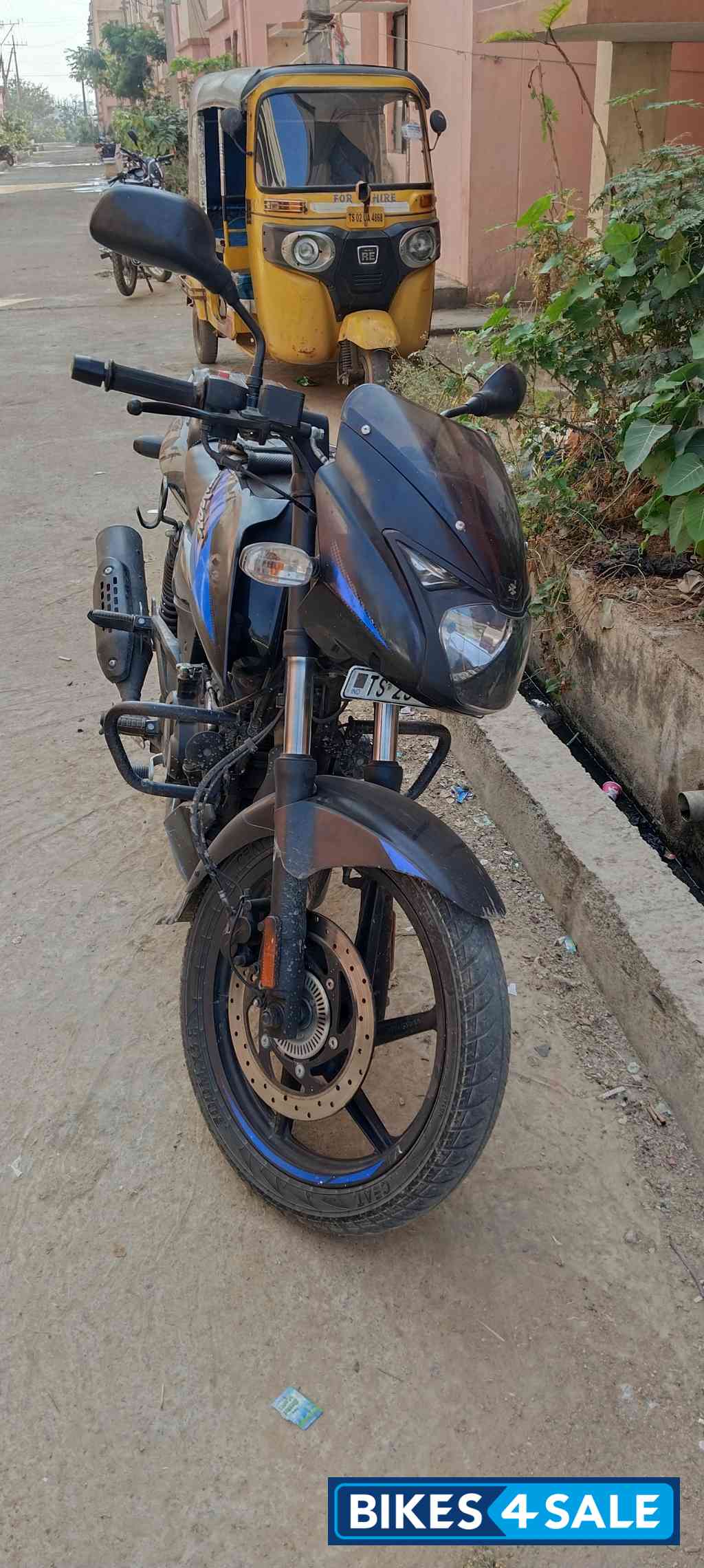Blue And Black Bajaj Pulsar P150 Twin Disc Split Seat
