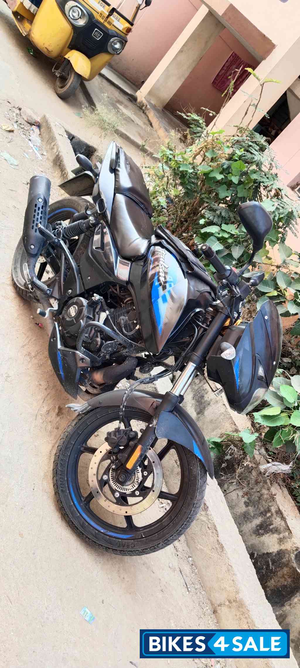 Blue And Black Bajaj Pulsar P150 Twin Disc Split Seat Blue And Black Bajaj Pulsar P150 Twin Disc Split Seat
