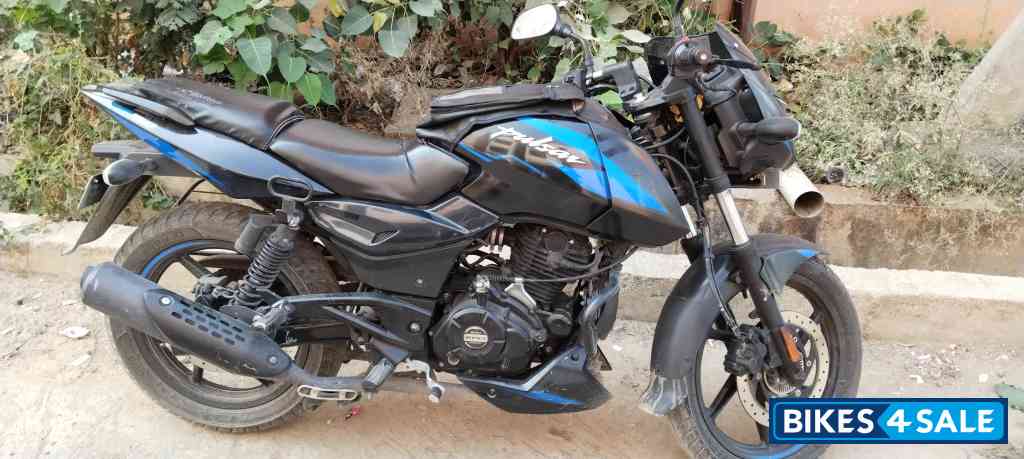 Blue And Black Bajaj Pulsar P150 Twin Disc Split Seat Blue And Black Bajaj Pulsar P150 Twin Disc Split Seat