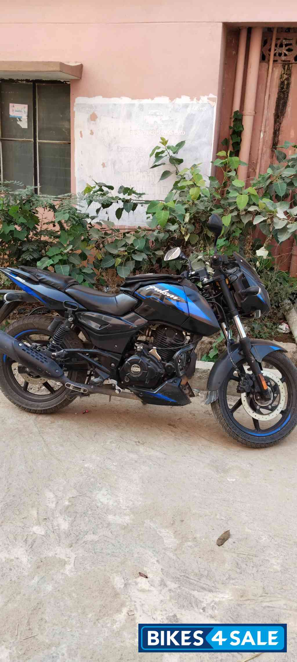 Blue And Black Bajaj Pulsar P150 Twin Disc Split Seat Blue And Black Bajaj Pulsar P150 Twin Disc Split Seat