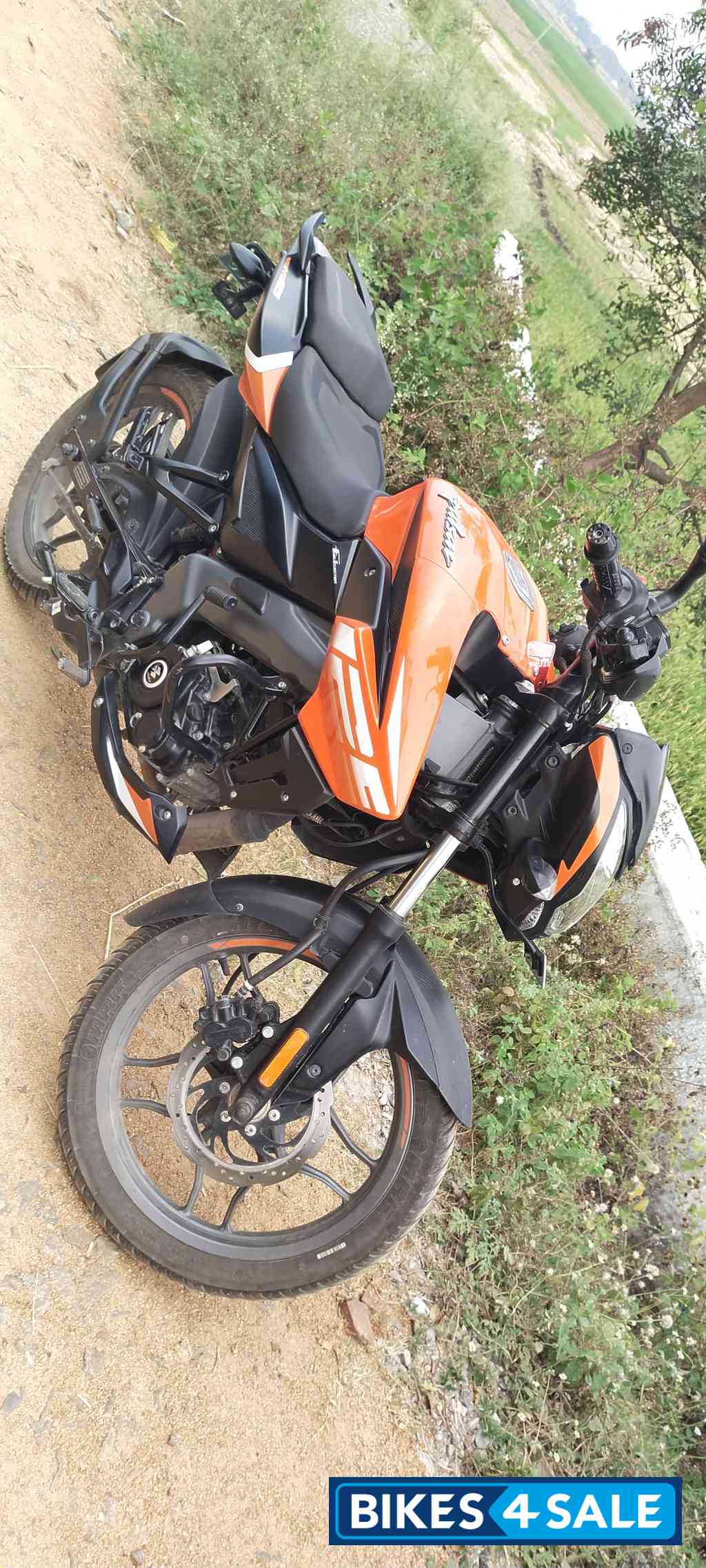 Orange Bajaj Pulsar NS 125