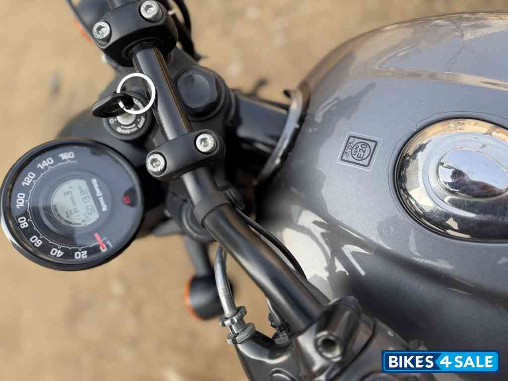 Dapper Gray Royal Enfield Hunter 350 Metro Dapper Gray Royal Enfield Hunter 350 Metro