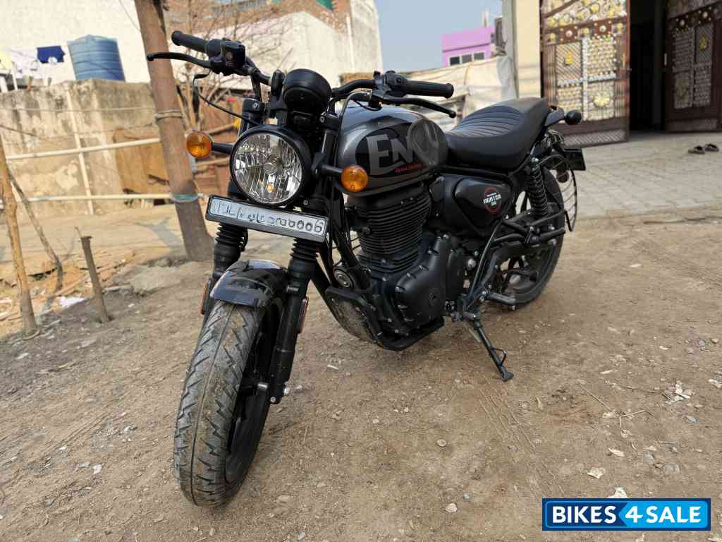 Dapper Gray Royal Enfield Hunter 350 Metro Dapper Gray Royal Enfield Hunter 350 Metro
