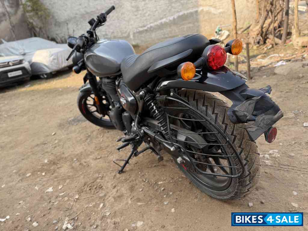 Dapper Gray Royal Enfield Hunter 350 Metro Dapper Gray Royal Enfield Hunter 350 Metro