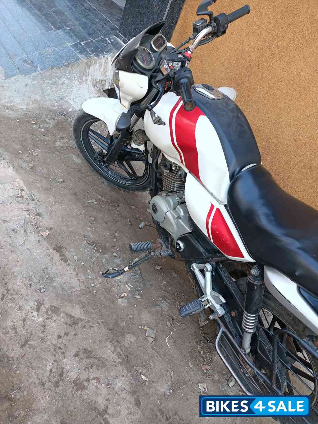 Bajaj V15