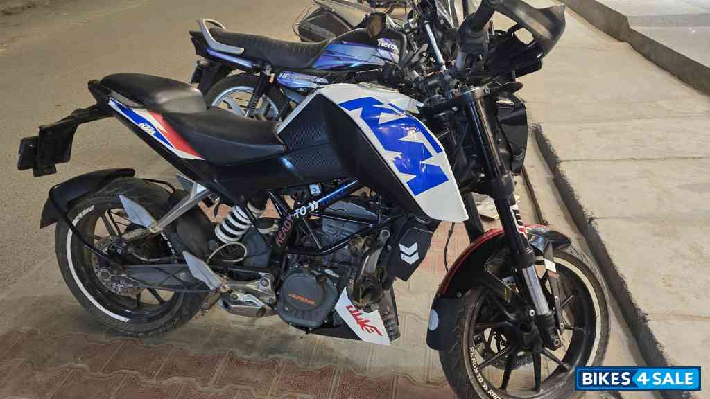 White KTM Duke 125