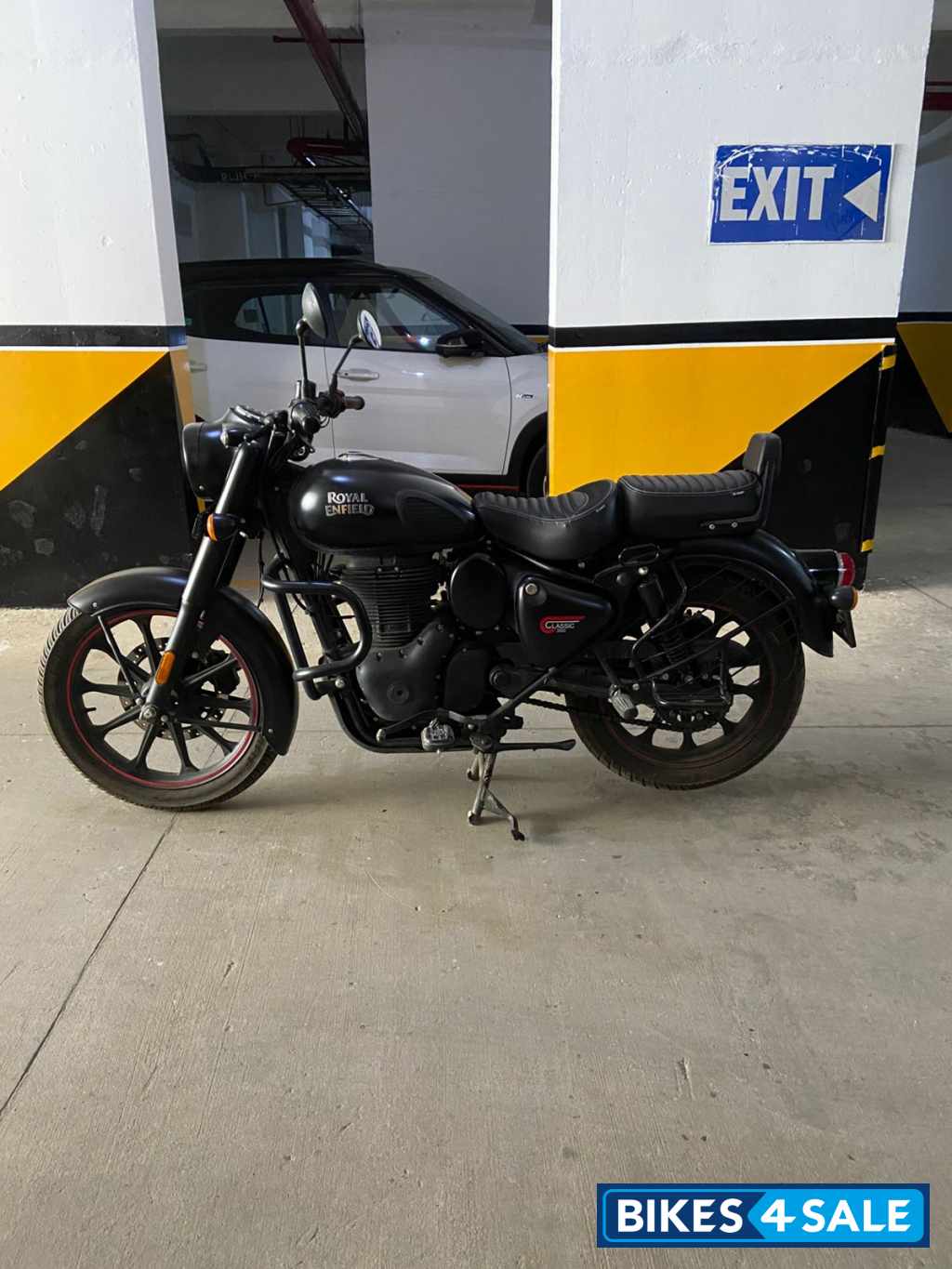 Royal Enfield Classic Stealth Black