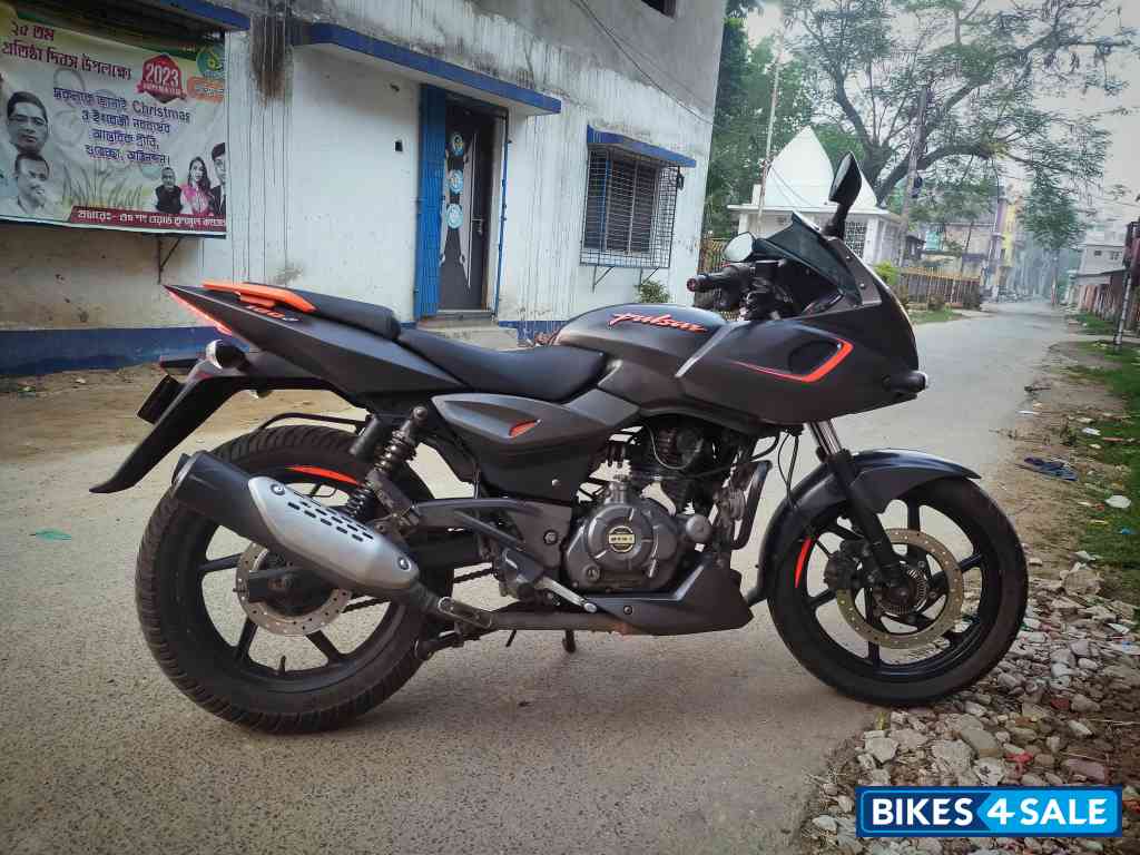 Bajaj Pulsar 180F Neon