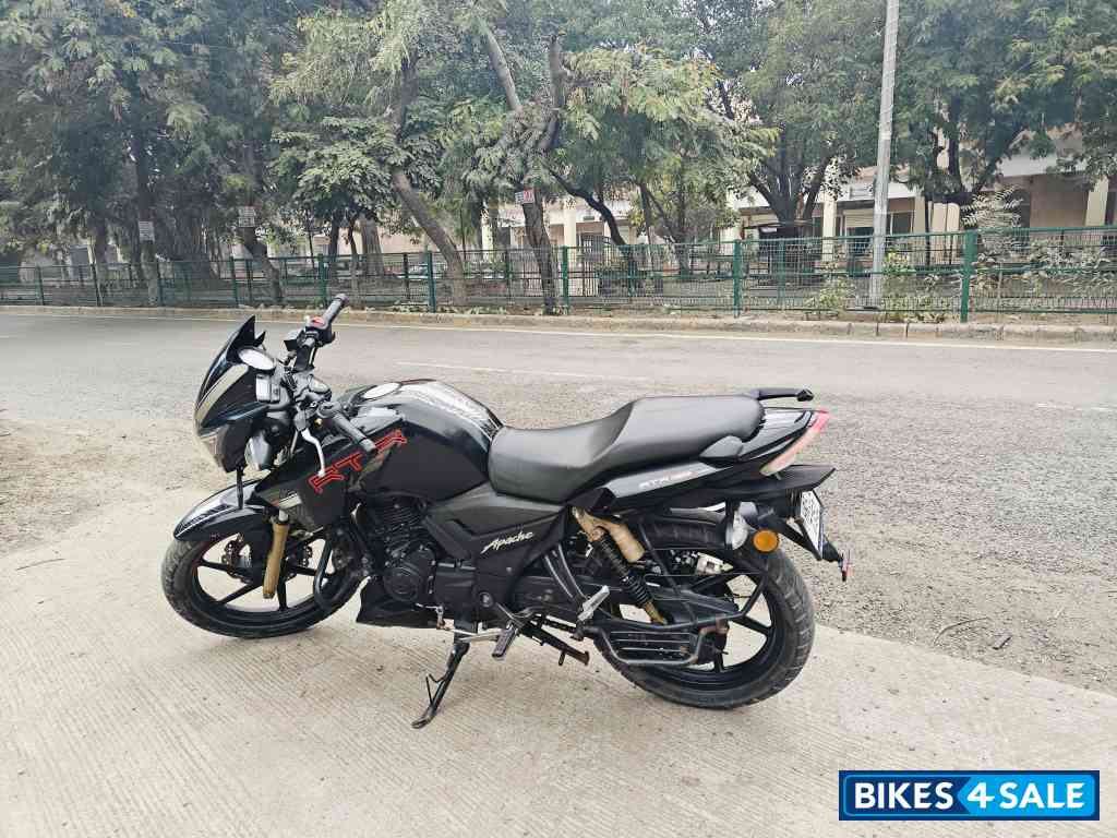 Black TVS Apache RTR 180 BS6