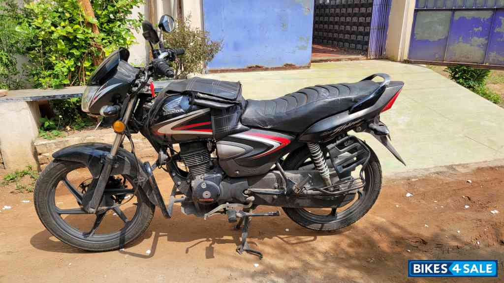 Black Honda CB Shine