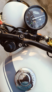 Jawa 42 Dual Channel ABS Sirius White