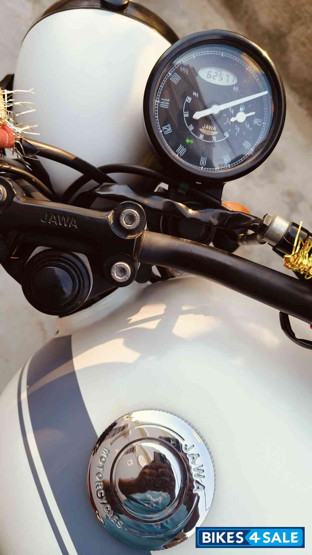 Jawa 42 Dual Channel ABS Sirius White