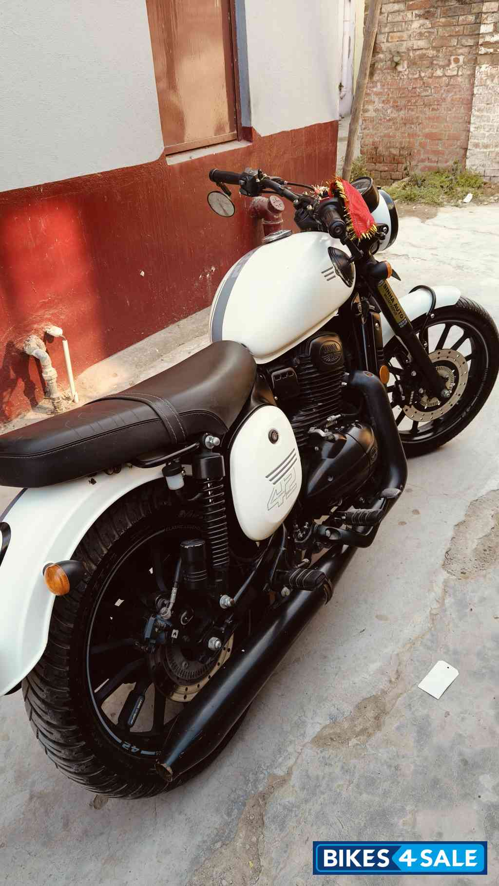 Jawa 42 Dual Channel ABS Sirius White