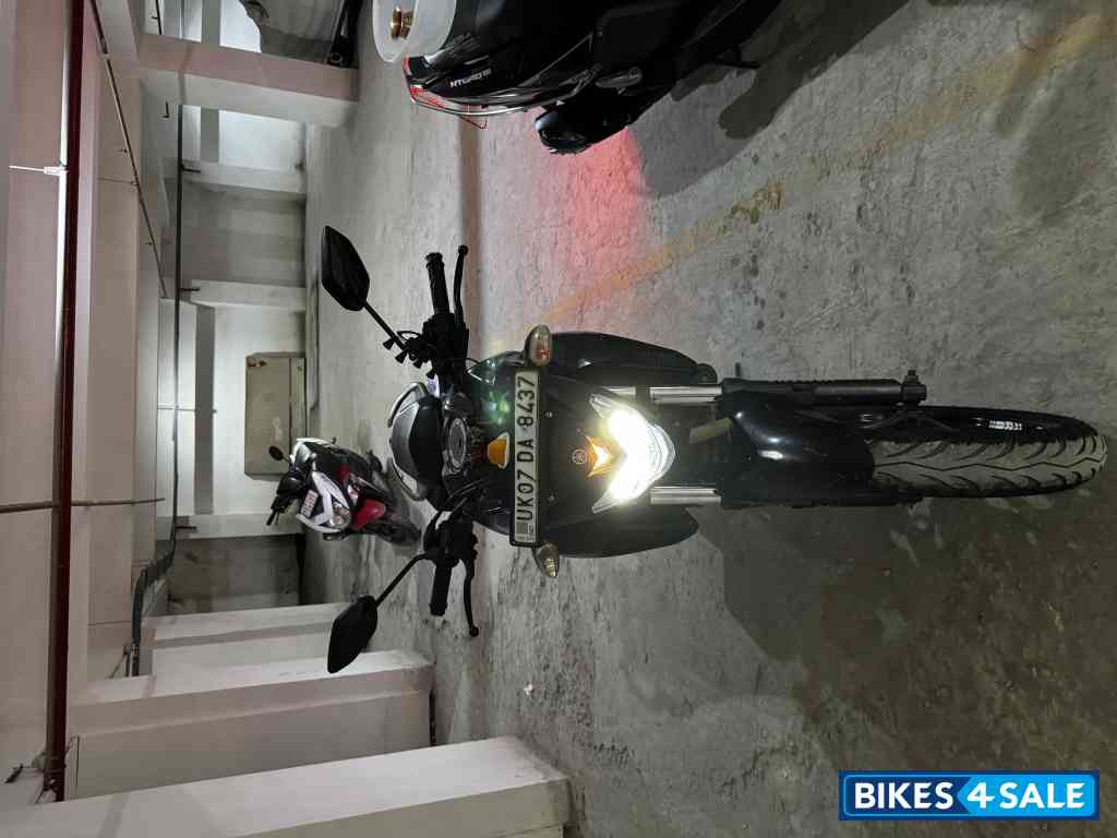 Black Yamaha FZ25