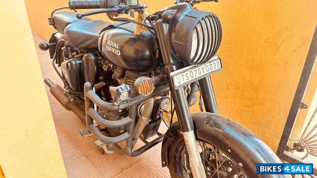 Stealth Black Royal Enfield Classic Stealth Black