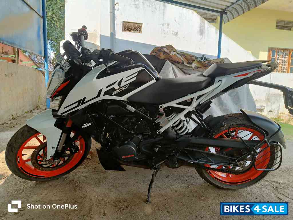 White KTM Duke 200 2020