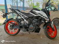 White KTM Duke 200 2020
