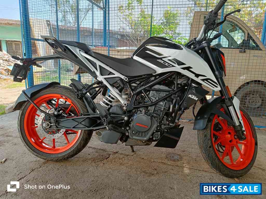 White KTM Duke 200 2020 White KTM Duke 200 2020