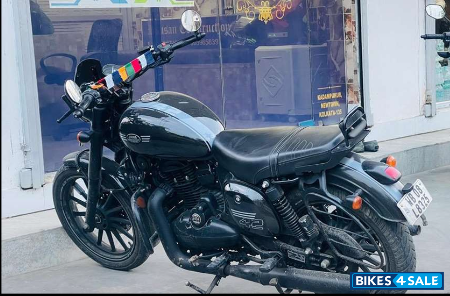 Black Jawa 42 Bobber Black Mirror