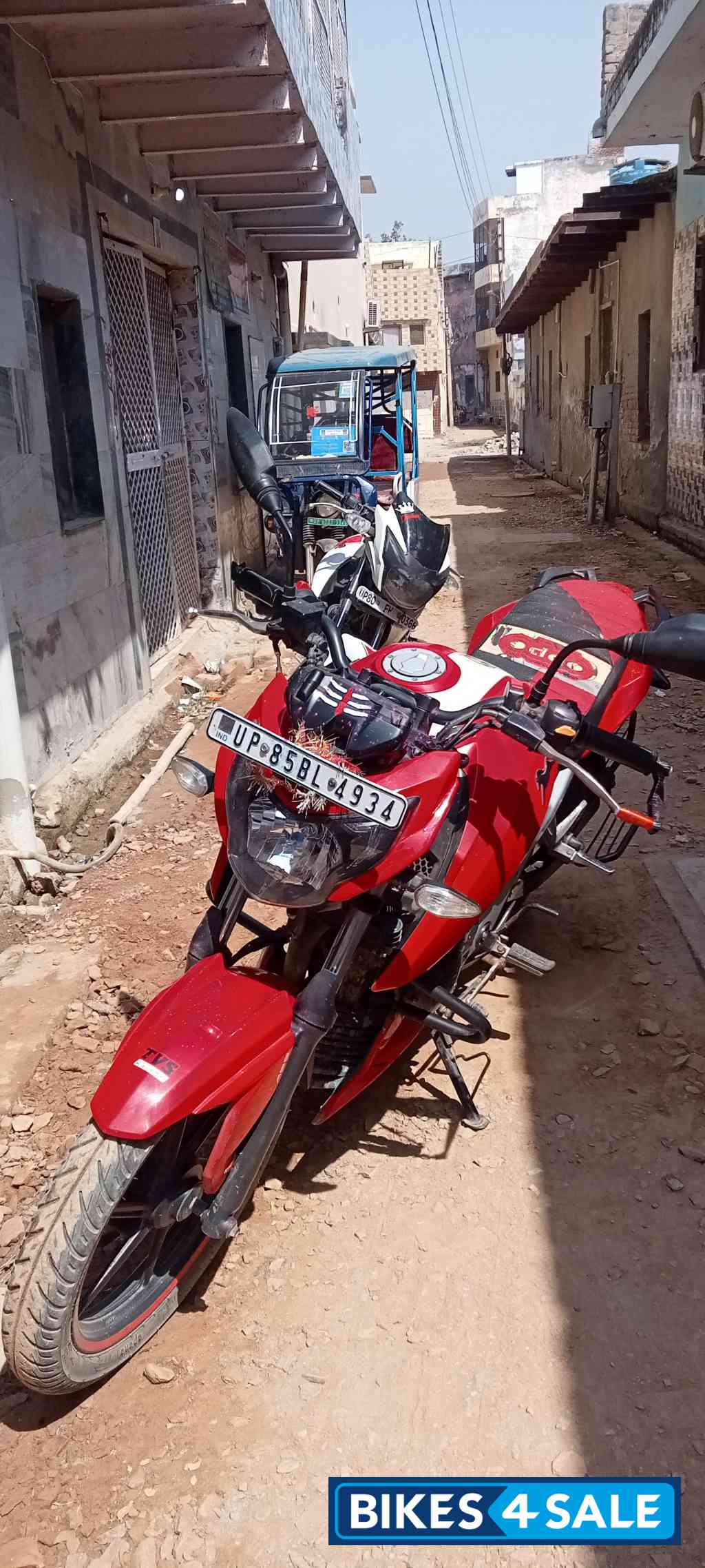 Red TVS Apache RTR 160 4V
