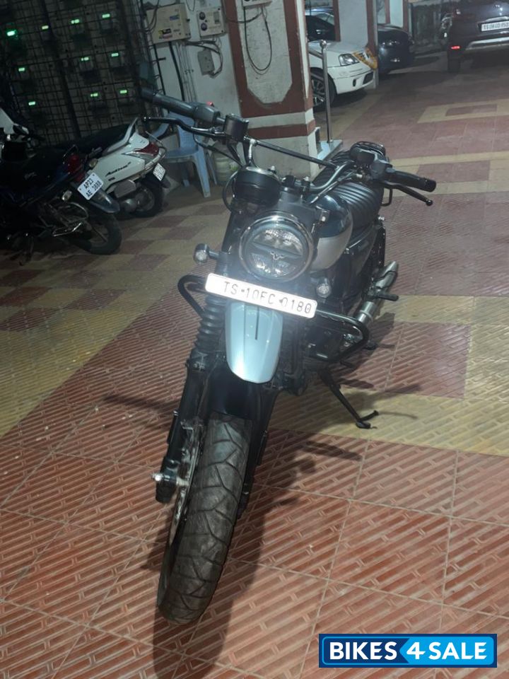 Yezdi Scrambler Dual Tone