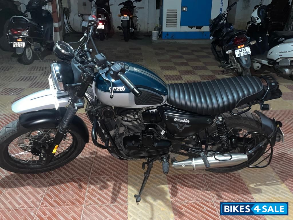 Yezdi Scrambler Dual Tone