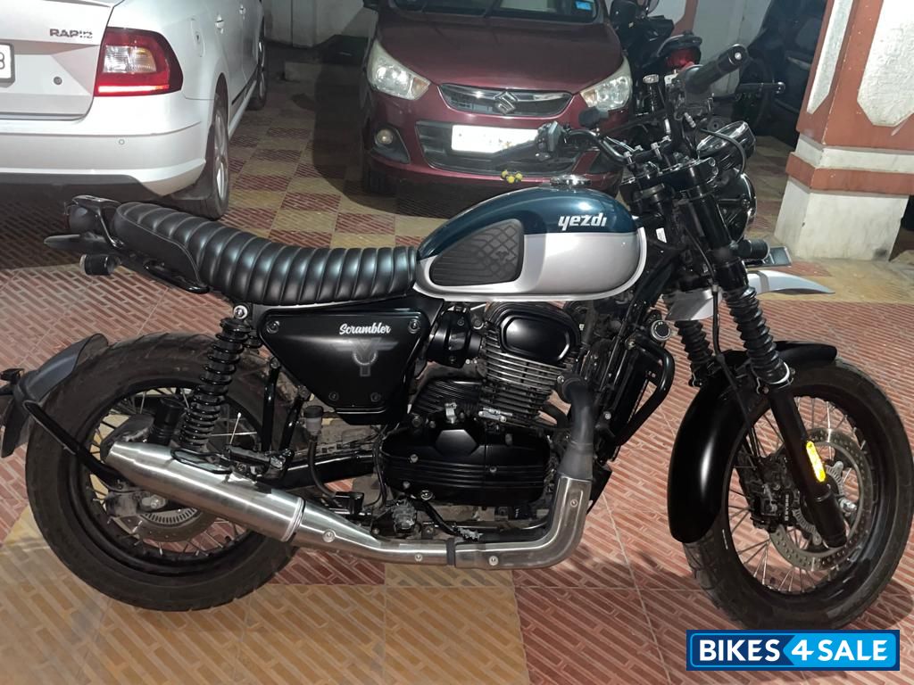 Yezdi Scrambler Dual Tone