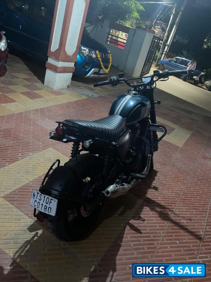 Yezdi Scrambler Dual Tone