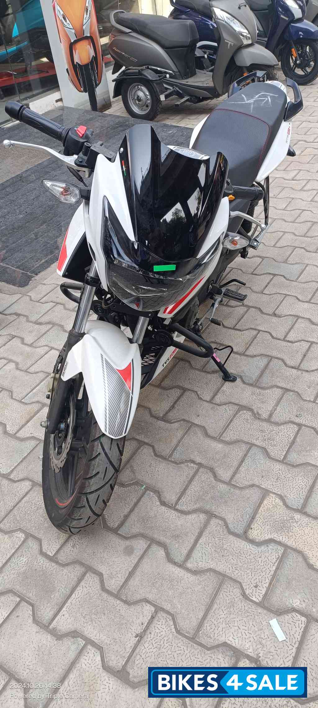 White TVS Apache RTR 160