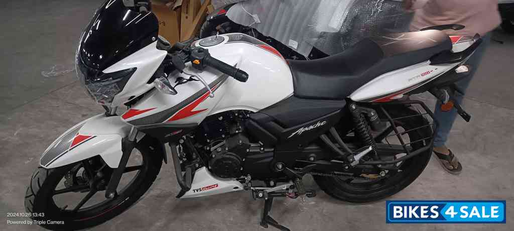 White TVS Apache RTR 160