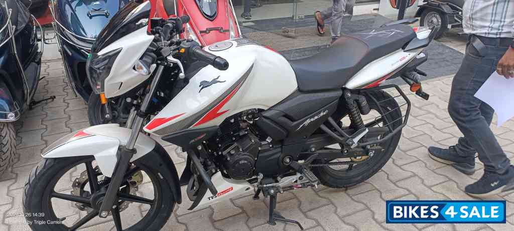 White TVS Apache RTR 160