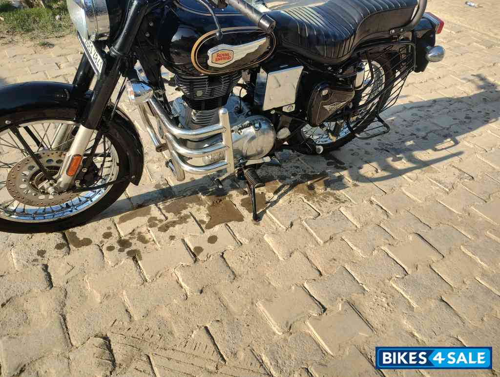 Black Royal Enfield Bullet Standard 350