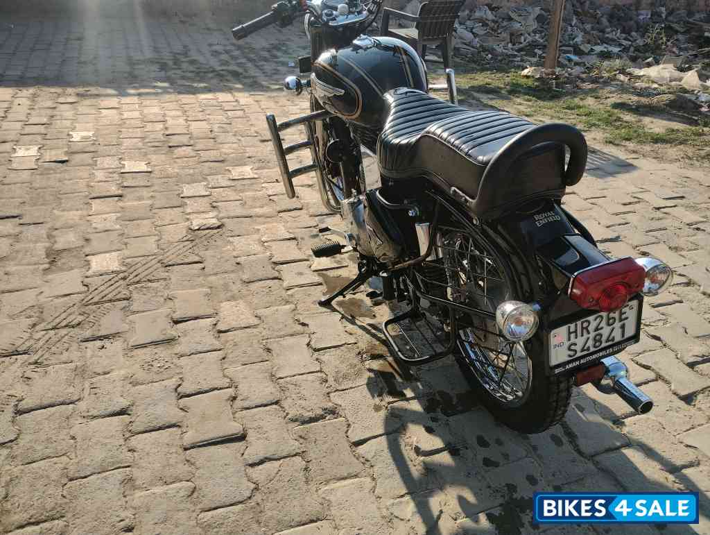 Black Royal Enfield Bullet Standard 350