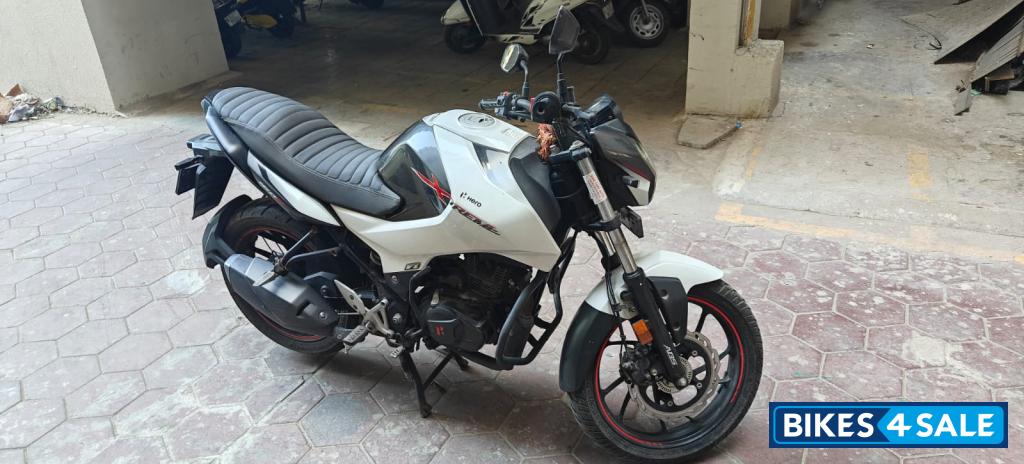 White/black Hero Xtreme 160R BS6