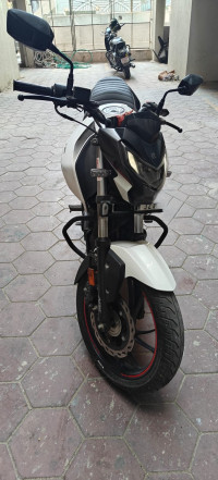 White/black Hero Xtreme 160R BS6