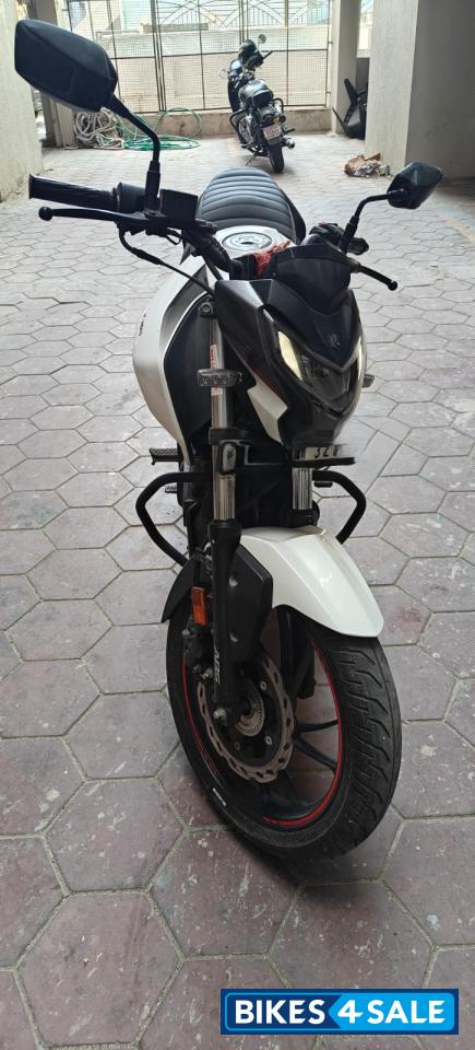 White/black Hero Xtreme 160R BS6